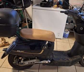 AV scoot SOCO, top case – 250.000 frs