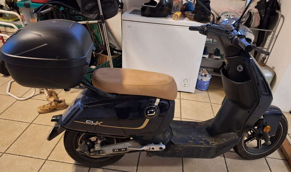 AV scoot SOCO, top case – 250.000 frs